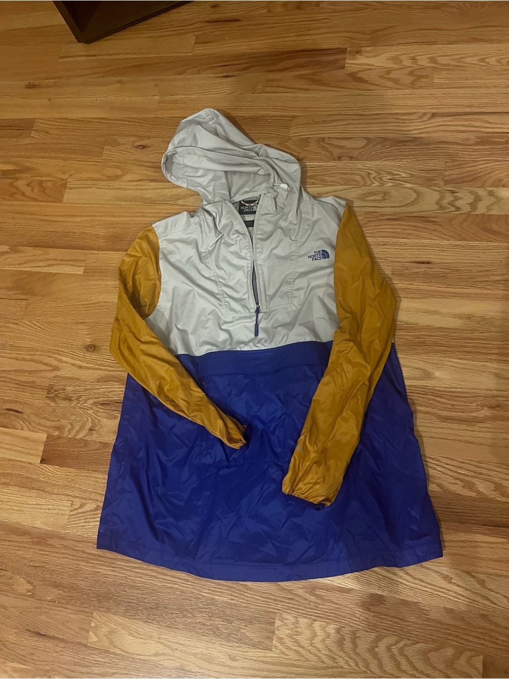 The North Face Women's Colorblock Hooded Anorak - White/Gold/Blue